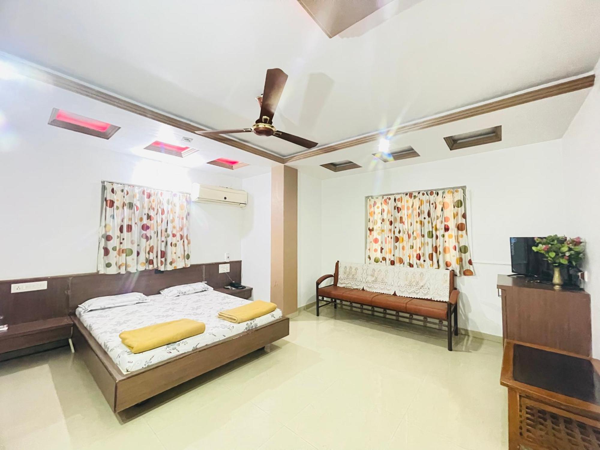 Hotel Rajdhani And Guest House Gujarat - Best Family Hotel In Halol Near Pavagadh And Halol Gidc ภายนอก รูปภาพ