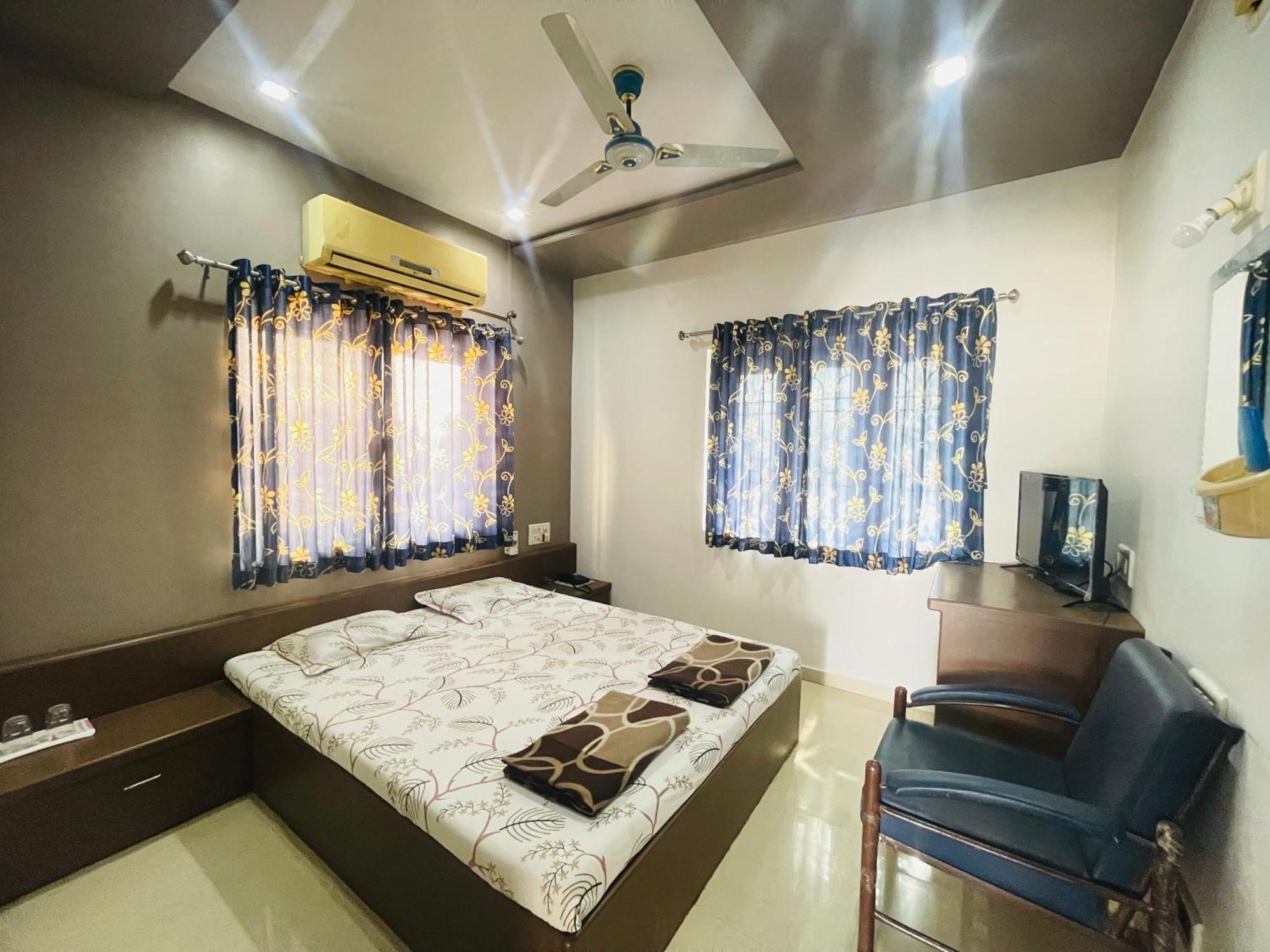 Hotel Rajdhani And Guest House Gujarat - Best Family Hotel In Halol Near Pavagadh And Halol Gidc ภายนอก รูปภาพ