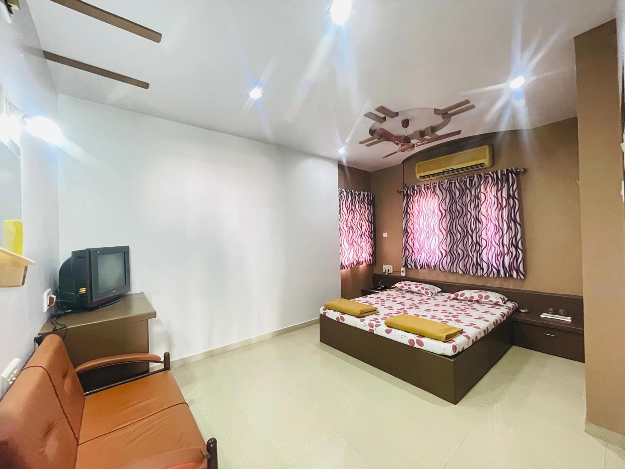 Hotel Rajdhani And Guest House Gujarat - Best Family Hotel In Halol Near Pavagadh And Halol Gidc ภายนอก รูปภาพ